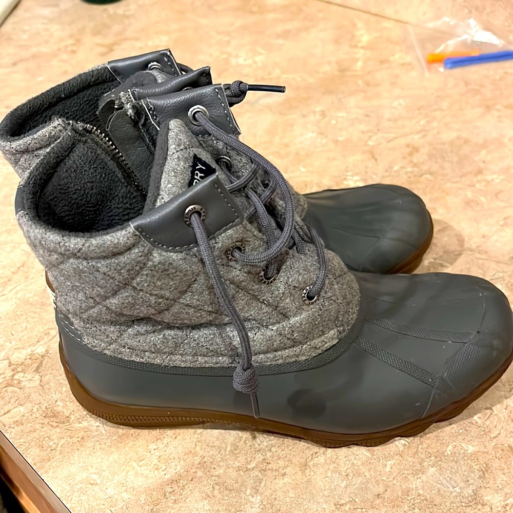 Used Sperry duck boots size 6.5